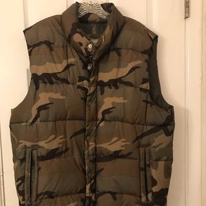 Men’s camouflage bubble vest.